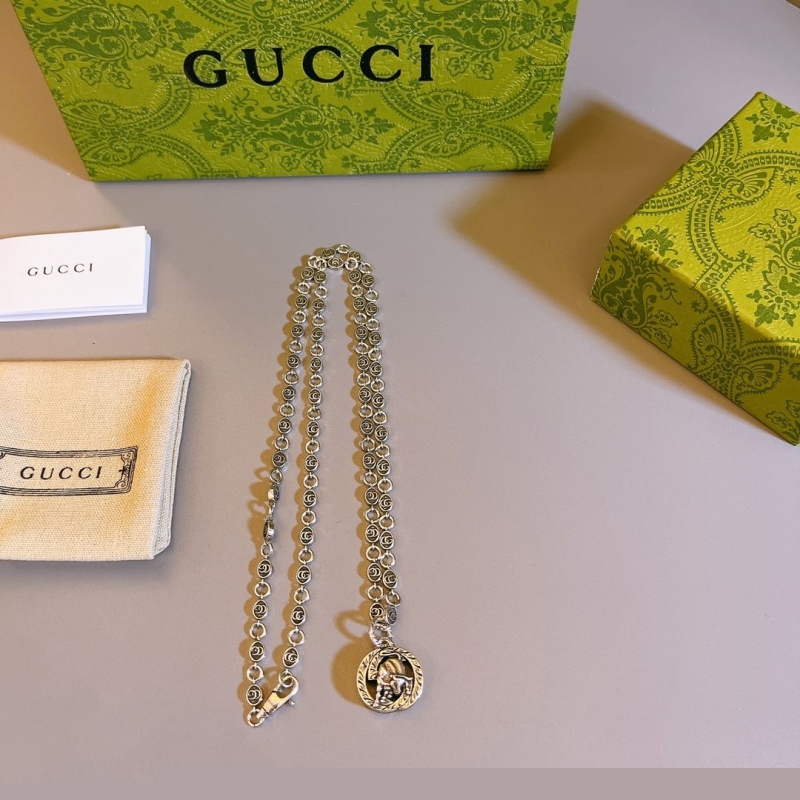 G*u*i necklaces